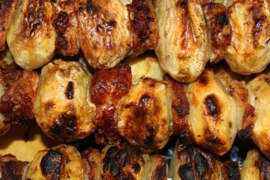 Pastırma ile kömürler üzerinde Doku kızarmış patates