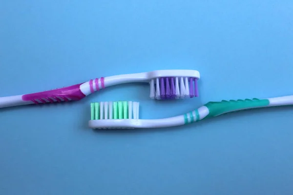 Diş Fırçası Mavi Arka Planda Birbirine Karşı Yalan — Stok fotoğraf
