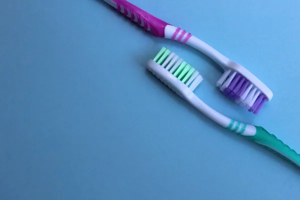 Diş Fırçası Mavi Arka Planda Birbirine Karşı Yalan — Stok fotoğraf