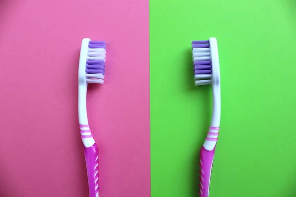 Diş Fırçası Farklı Bir Arka Planda Birbirine Karşı — Stok fotoğraf