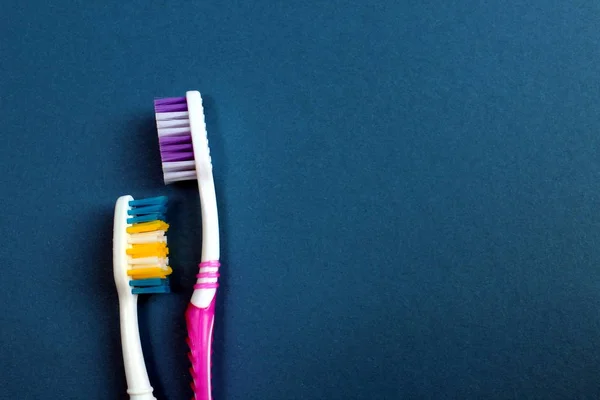 Дві Зубні Щітки Лежать Один Проти Одного Синьому Фоні — стокове фото