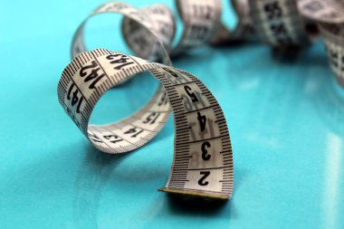 Siyah sayılı mavi arkaplanda beyaz bant