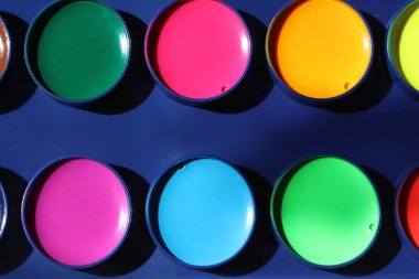 Farklı parlak renklerde doku suluboya boyalar