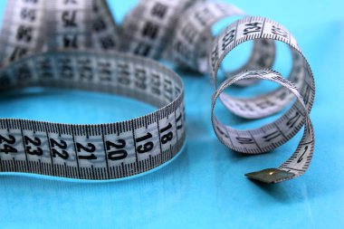 Siyah sayılı mavi arkaplanda beyaz bant