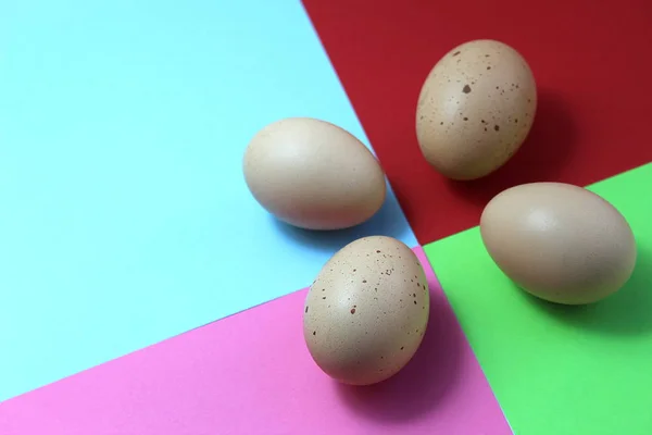 Kippen Eitjes Liggen Een Heldere Kleurrijke Achtergrond — Stockfoto
