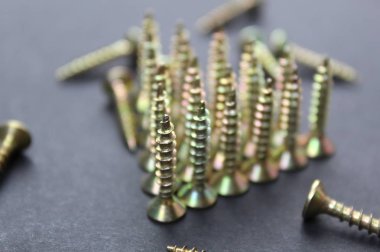 Demir vidalar kapağı aşağı ile bir satır yerleştirilir