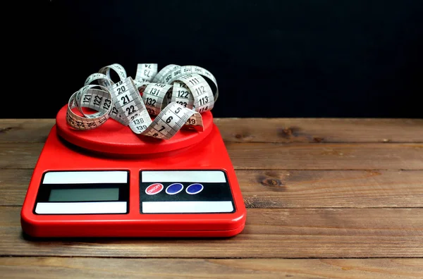 White Measuring Tape Lies Red Scales — Stock Photo, Image