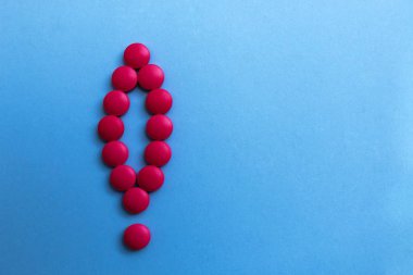 pembe haplar bir ünlem işareti ile dizilmiş