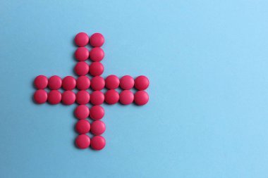 pembe haplar bir artı işareti ile dizilmiş