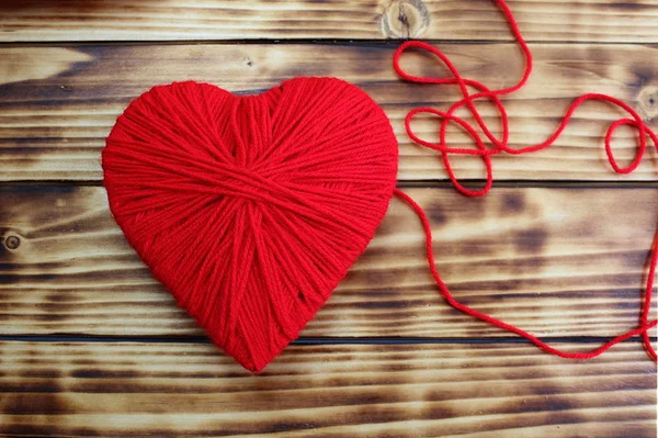 Heart Red Color Thread Lies Wooden Background — Stock Photo, Image