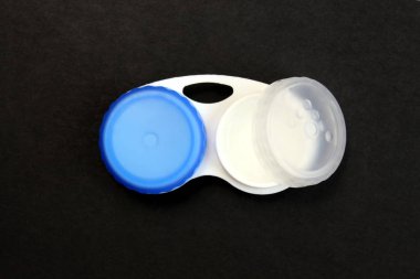 Siyah arka plan üzerinde beyaz ve mavi lensler için yuvarlak kaplar