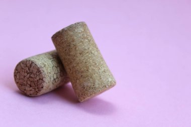 Pembe arka planda iki parça şarap.