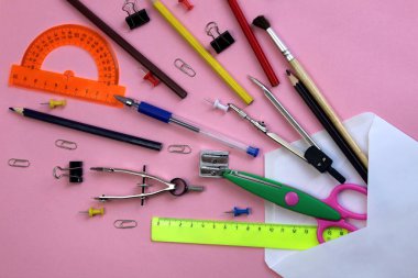 Kırtasiye ve okul malzemeleri zarftan düştü