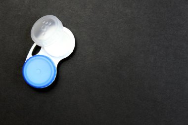 Siyah arka plan üzerinde beyaz ve mavi lensler için yuvarlak kaplar