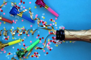 Şenlikli kurdeleler, konfetiler ve borular şampanya şişesinden fırladı.