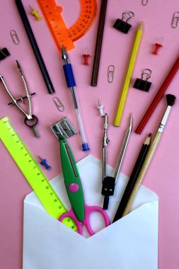 Kırtasiye ve okul malzemeleri zarftan düştü