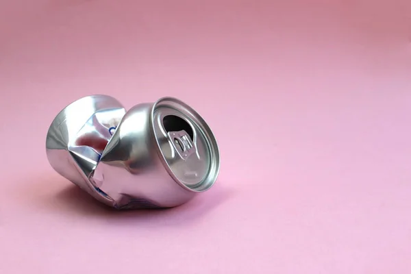 Skrynkliga Aluminium Potten Ligger Som Skräp Bakgrund — Stockfoto