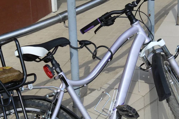 Велосипед Прикован Перилам Городской Улице — стоковое фото