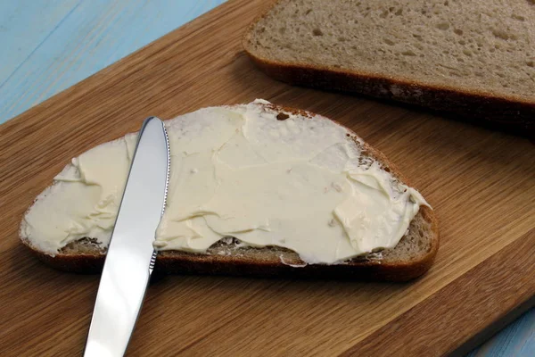 Geschmolzenes Käsesandwich Auf Schwarzbrot Zum Frühstück — Stockfoto