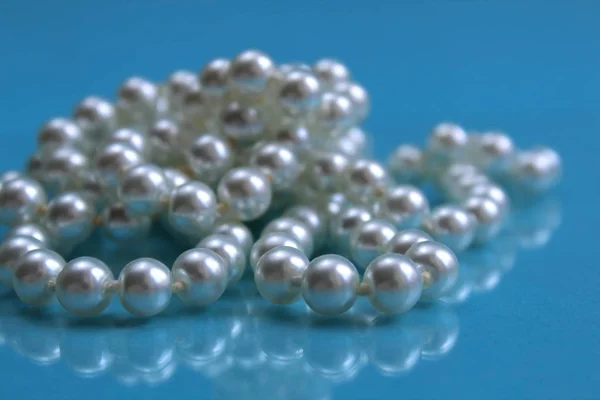 Bianco Collana Perle Sdraiato Uno Sfondo Blu — Foto Stock