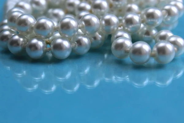 Collar Perlas Blancas Sobre Fondo Azul — Foto de Stock