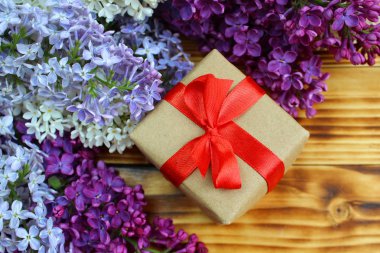 Hediye sarma bahar arka plan üzerinde