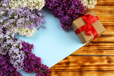 Hediye sarma bahar arka plan üzerinde