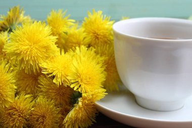 Ilaç olarak karahindiba ile çay Fincan