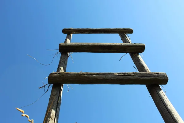 Escalera Madera Sobre Fondo Cielo Azul — Foto de Stock