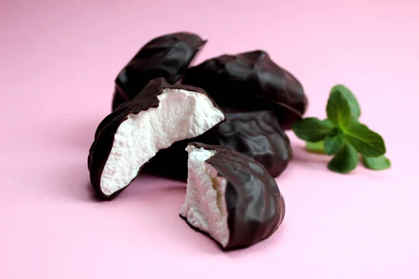 ピンクの背景にチョコレートでおいしいマシュマロ — ストック写真
