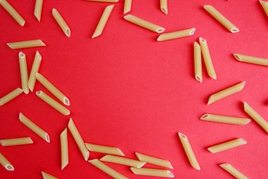 kırmızı bir artalan bir kalem şeklinde makarna dokusu