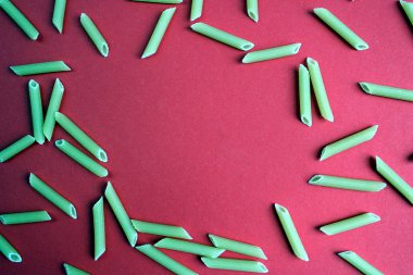 kırmızı bir artalan bir kalem şeklinde makarna dokusu