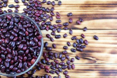 Kırmızı fasulye bir cam plaka ve dağınık yanında yalan