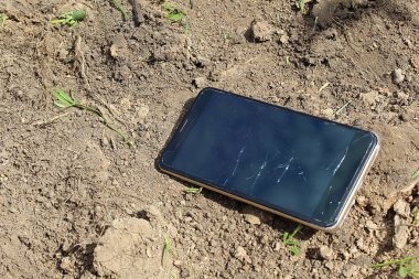 telefon yere yatıyor düştü ve çöktü