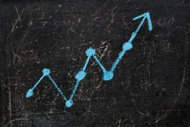 Eski tahta üzerinde tebeşir ile çizilen yukarı ok