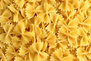 Pembe bir arka planda bir yay şeklinde makarna dokusu