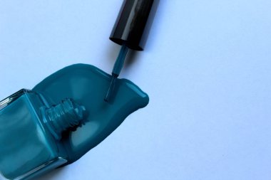 Mavi püskül ile dökülen ve açık oje