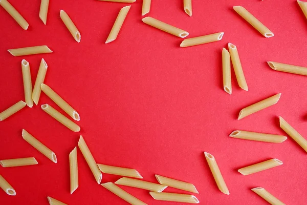 kırmızı bir artalan bir kalem şeklinde makarna dokusu