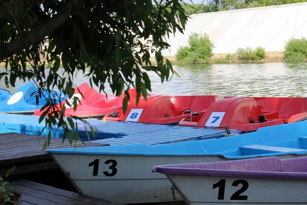 Orilla Del Río Muchos Barcos Están Enganchados — Foto de Stock