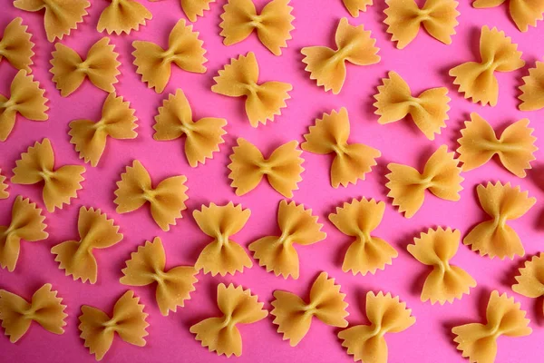 Die Textur Der Pasta Form Einer Schleife Auf Rosa Hintergrund — Stockfoto