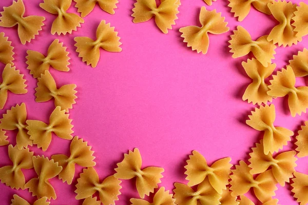 Die Textur Der Pasta Form Einer Schleife Auf Rosa Hintergrund — Stockfoto