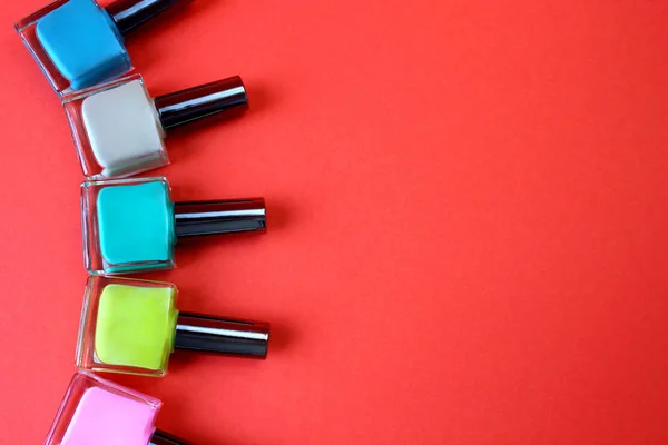 Kırmızı arka planda vernik yatığı ile doku çok renkli şişeler