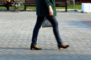 kadın bacakları sokakta yürüyor