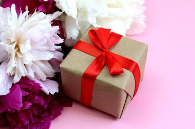 Parlak şakayık çiçeklerin arka planda bir yay ile Hediye