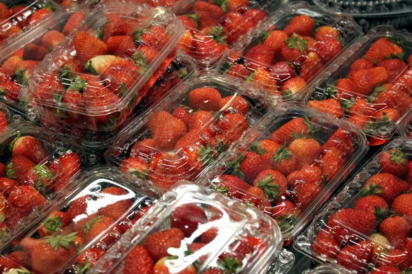 Kırmızı, sulu, olgun çilek kaplarda paketlenir