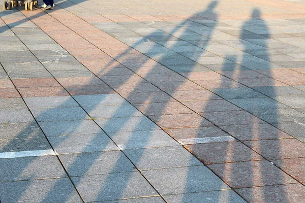 Schatten Von Menschen Spiegeln Sich Auf Dem Bürgersteig — Stockfoto