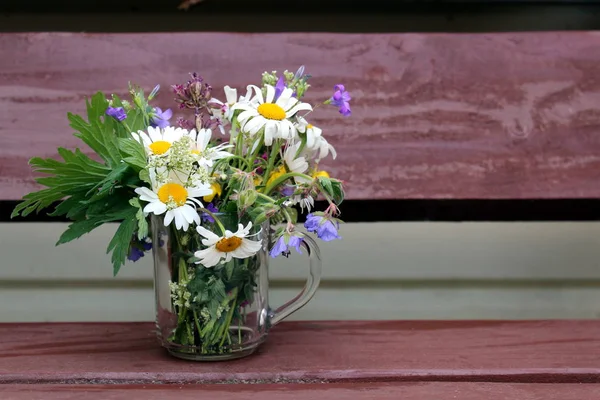 Auf Dem Tisch Steht Eine Tasse Mit Wildblumen — Stockfoto