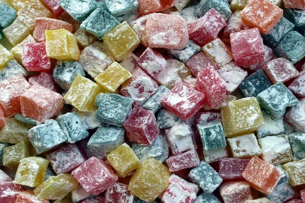 粉砂糖の明るい色で覆われた正方形のマーマレード — ストック写真