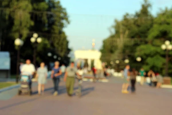 Θαμπές Φόντο Άνθρωποι Περπατούν Στο Πάρκο Βράδυ — Φωτογραφία Αρχείου