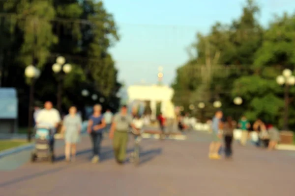 Sfondo Sfocato Persone Piedi Nel Parco Sera — Foto Stock